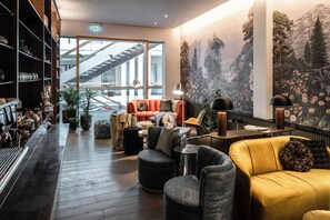 2 bares, bar en la azotea, salón lounge en el lobby
