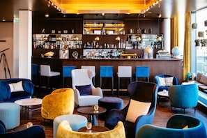 2 bars/lounges, rooftop bar, lobby lounge