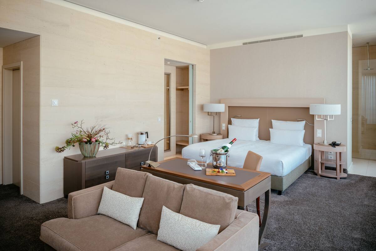 Hochwertige Bettwaren, Minibar, Zimmersafe, Schreibtisch