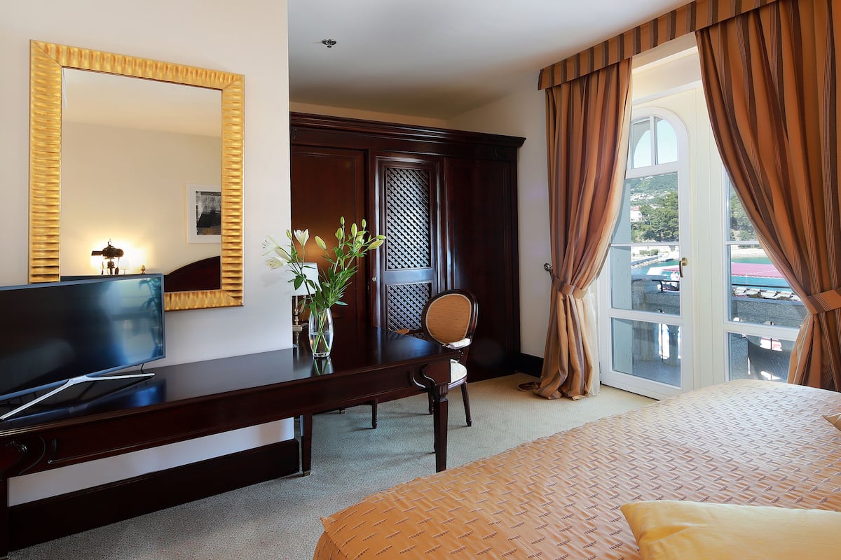 premium bedding, minibar, in-room safe, individually decorated