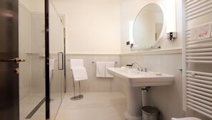 Standaard kamer, 1 twee- of 2 eenpersoonsbedden | Badkamer | Gratis toiletartikelen, een haardroger, badjassen, pantoffels