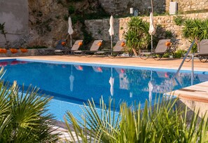 Seasonal outdoor pool, pool umbrellas, pool loungers - Arbiana Heritage Hotel (Rab)