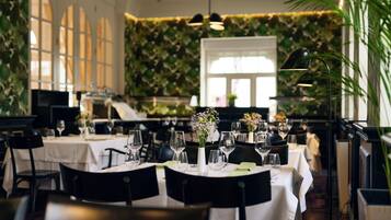 Serveert ontbijt, lunch, Mediterrane gerechten, uitzicht op de tuin