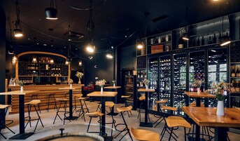 供应早餐、午餐和晚餐，地中海菜，花园景观