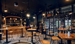 Petit déjeuner, déjeuner et dîner servis sur place, vue sur le jardin