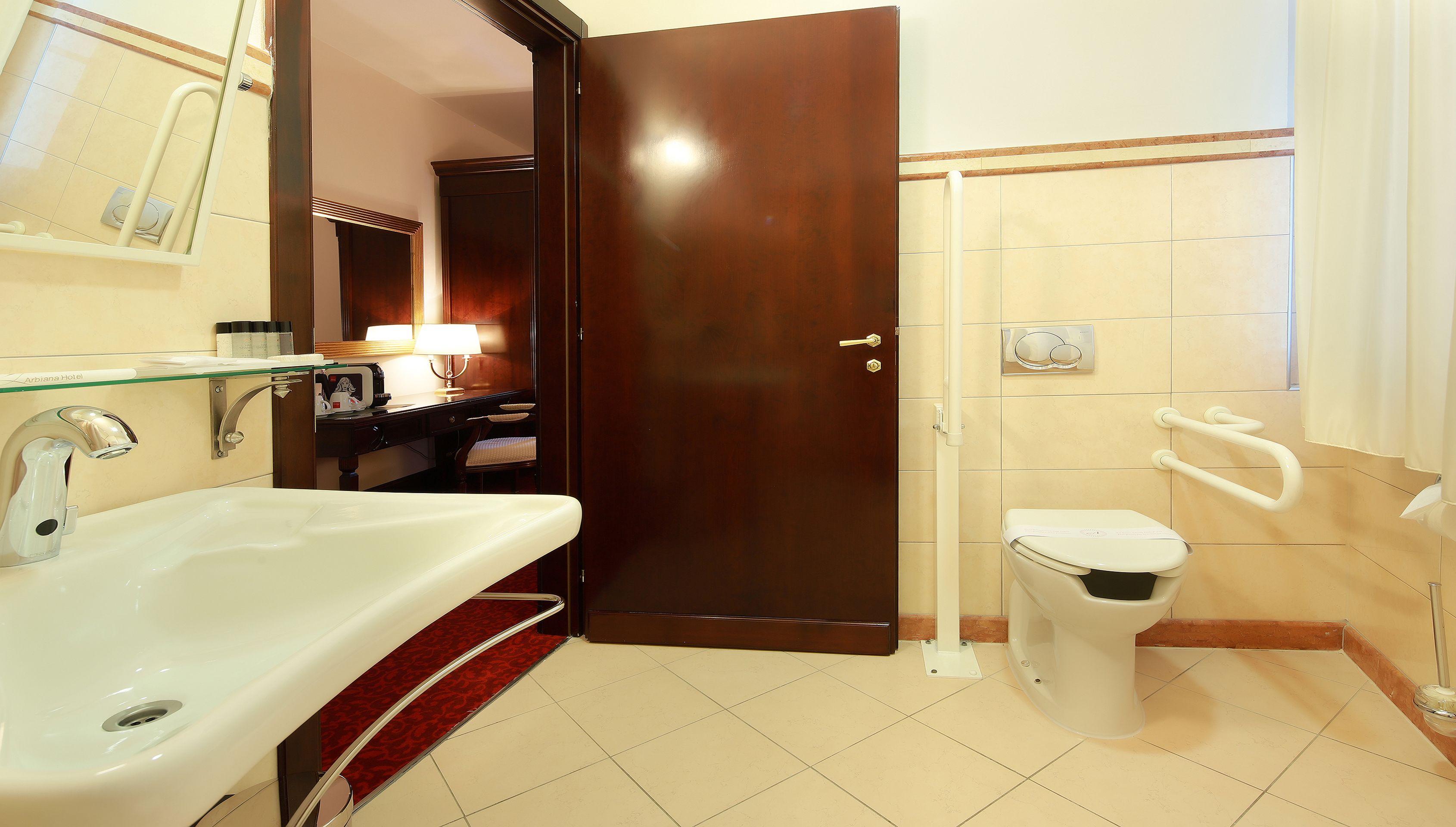 Een badkamer met een wastafel, toilet en douche.