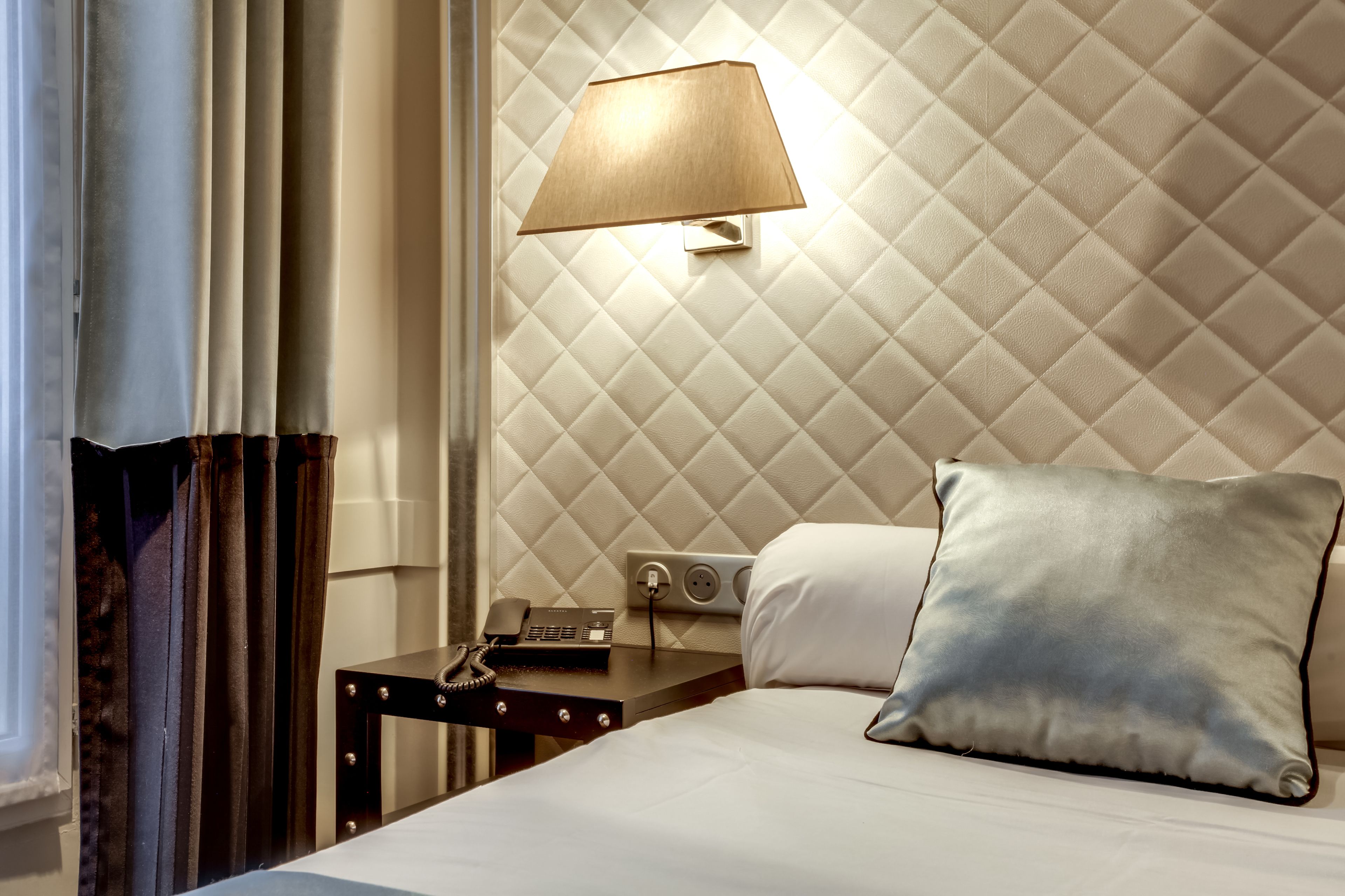 Habitación individual | Minibar, caja de seguridad en la habitación y escritorio 