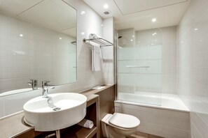 Driepersoonskamer | Badkamer | Een haardroger, handdoeken