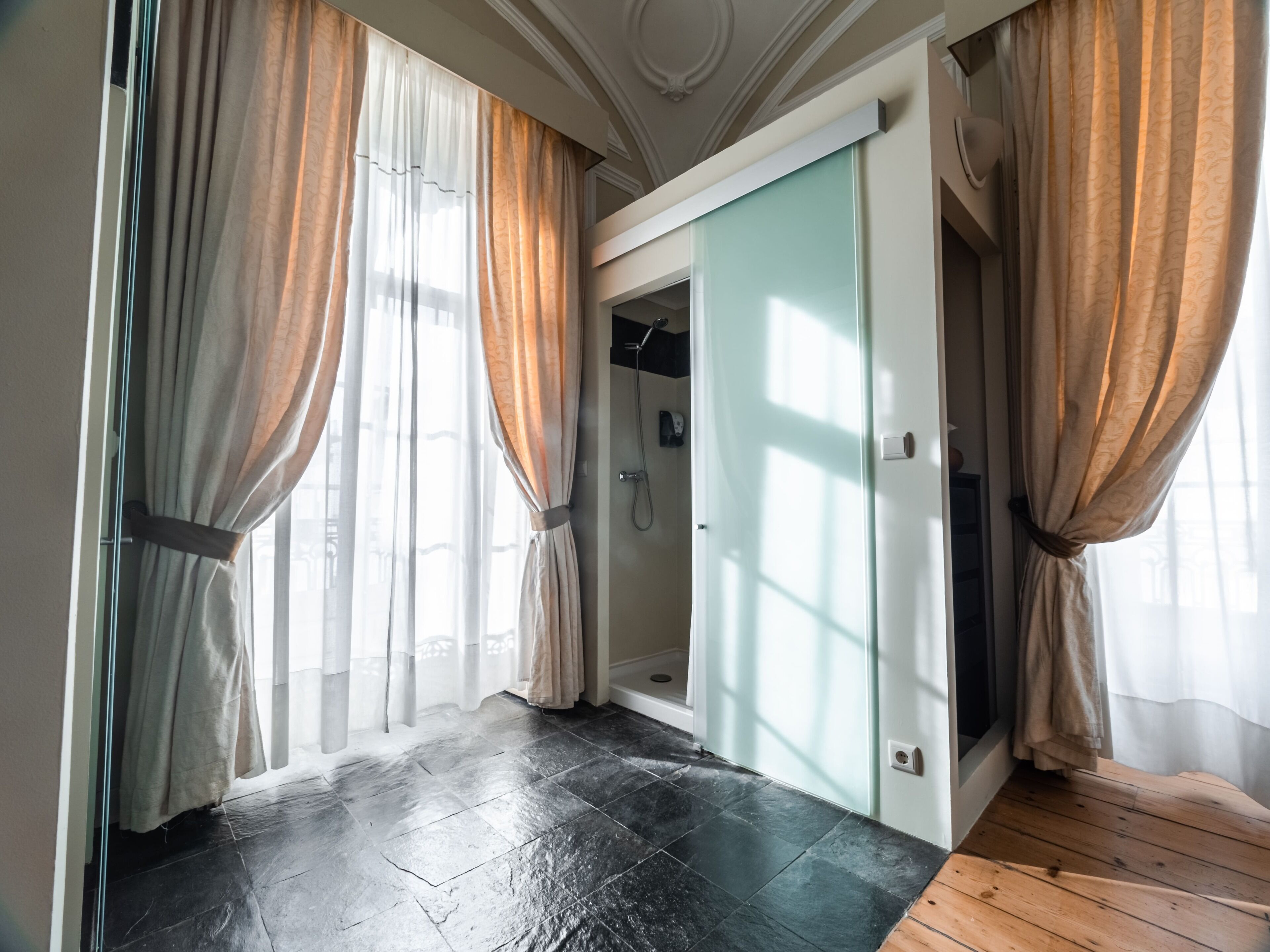 standard double or twin room | desk, iron/ironing board, travel cot, free wifi