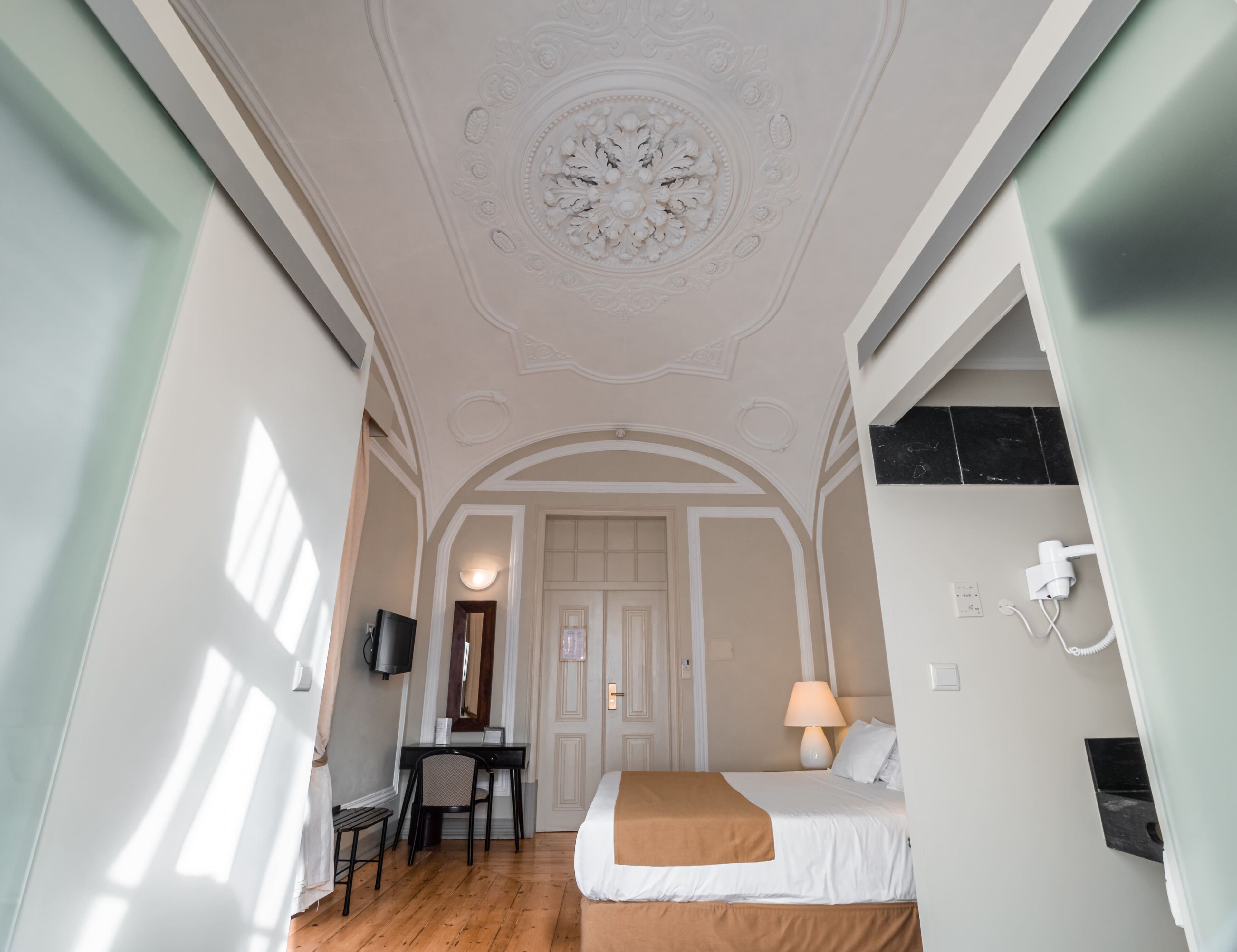 standard double or twin room | desk, iron/ironing board, travel cot, free wifi