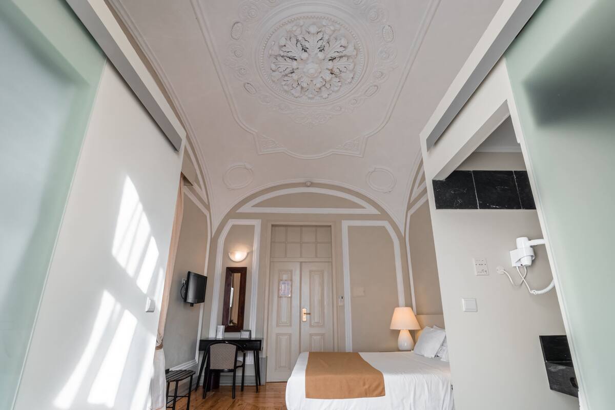 standard double or twin room | desk, iron/ironing board, travel cot, free wifi