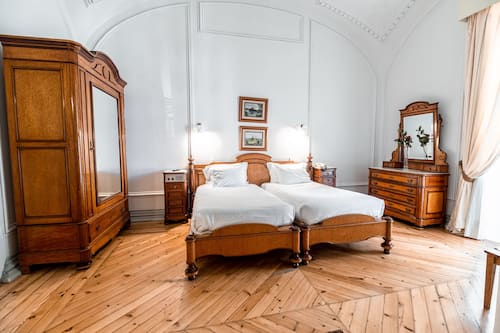 Habitación superior con 1 cama matrimonial o 2 individuales | Escritorio, tabla de planchar con plancha, cuna de viaje y wifi gratis
