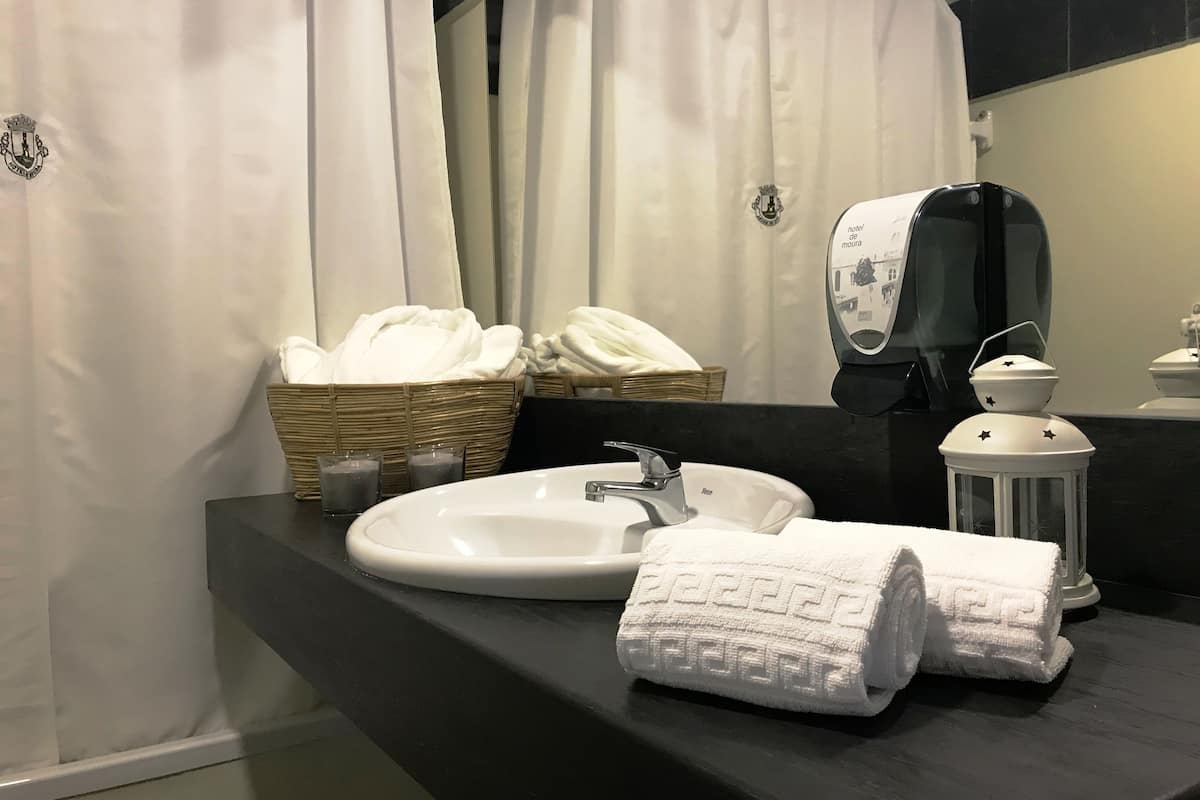 combined shower/bathtub, deep-soaking bathtub, free toiletries