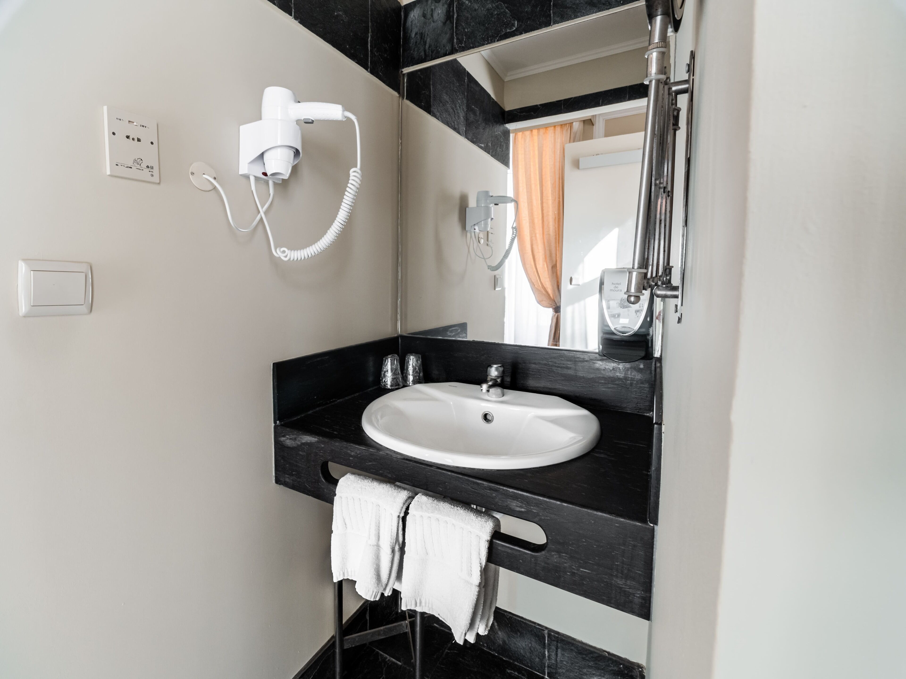 standard double or twin room | bathroom | combined shower/bathtub, deep-soaking bathtub, free toiletries