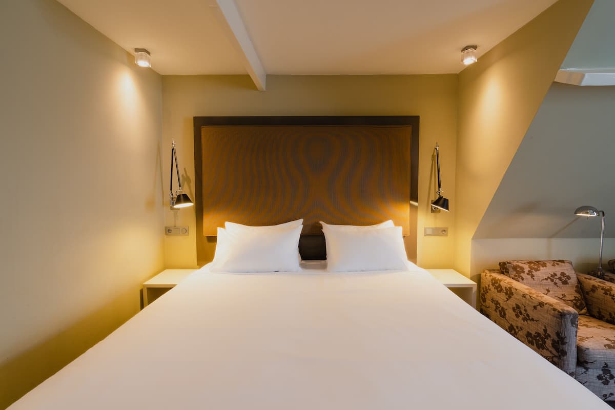Junior Suite, 1 King Bed | Hypo-allergenic bedding available, in-room safe, desk, blackout drapes