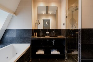 Junior-Suite, 1 King-Bett | Badezimmer