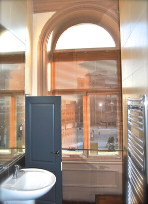 Chambre Double Classique, 1 lit double | Salle de bain | Douche à « effet pluie », articles de toilette gratuits, sèche-cheveux