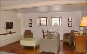 Habitación doble ejecutiva, 1 cama King size | Sala de estar | Televisión de pantalla plana 