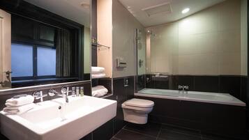 Rainfall showerhead, free toiletries, hair dryer