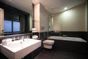 Douche à « effet pluie », articles de toilette gratuits, sÚche-cheveux