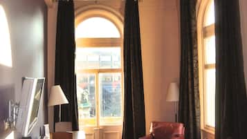 Chambre Double Exécutive, 1 trÚs grand lit | Coin séjour | Télévision à écran plat