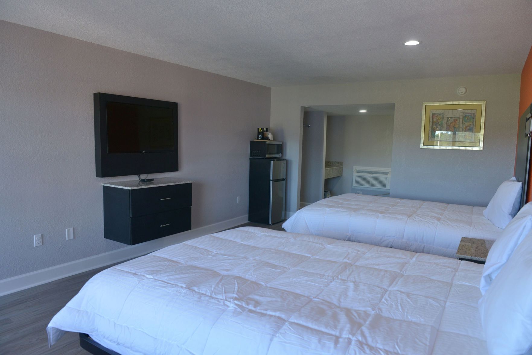 Desk, laptop workspace, iron/ironing board, free WiFi