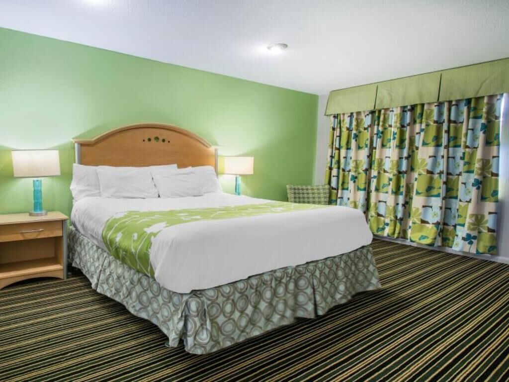 Desk, laptop workspace, iron/ironing board, free WiFi