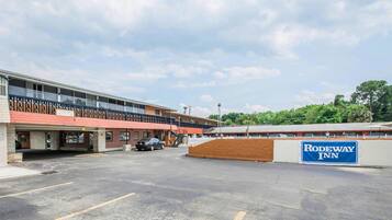 A parking lot with a building labeled "Rodeway Inn" in the background.