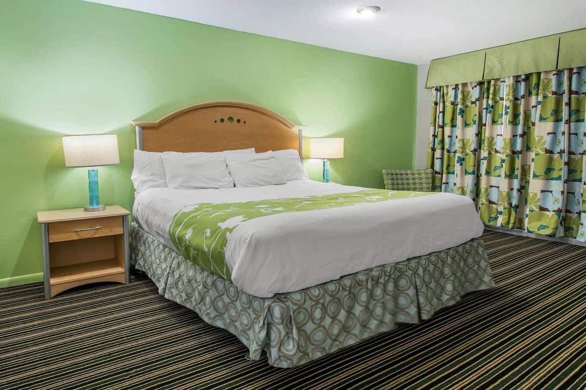 Desk, laptop workspace, iron/ironing board, free WiFi