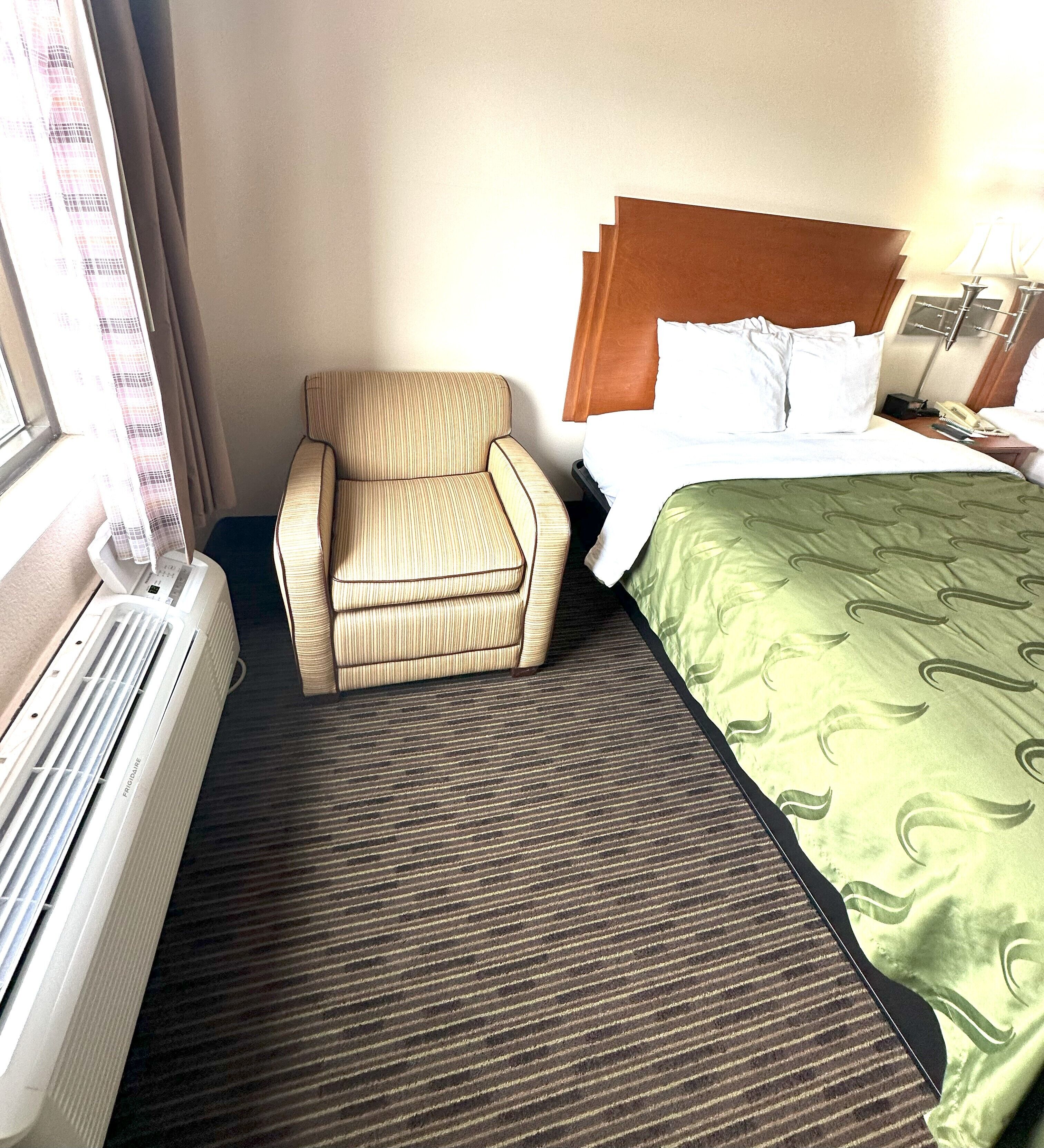 Dilengkapi dengan perabotan berbeda-beda dan meja kerja