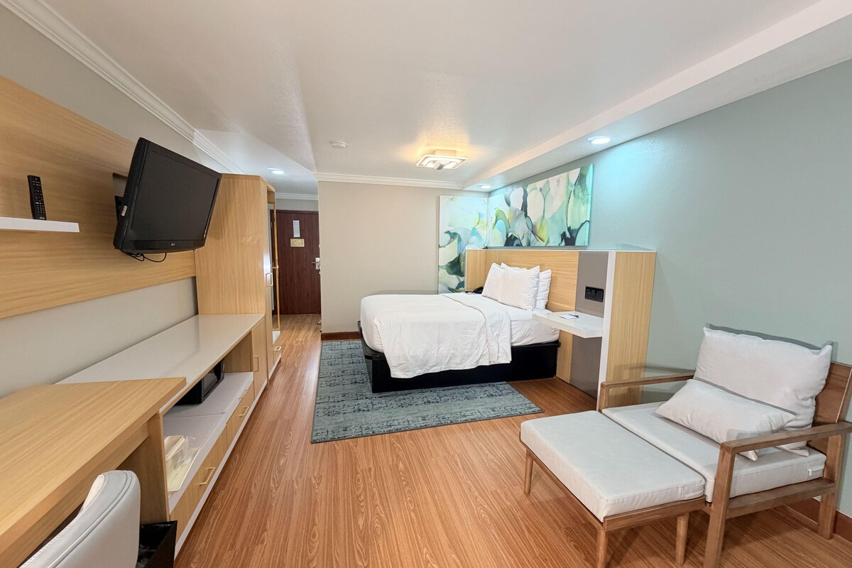 Kamer, 1 kingsize bed, toegankelijk voor slechthorenden, niet-roken (Mobility, Bathtub w/ Grab Bars) | Pillowtop-bedden, een bureau, een laptopwerkplek