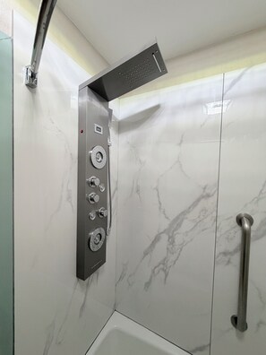 Bañera, artículos de higiene personal gratuitos, secador de pelo y jabón
