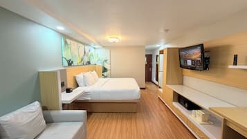 Con arredamento individuale, una scrivania, postazione laptop