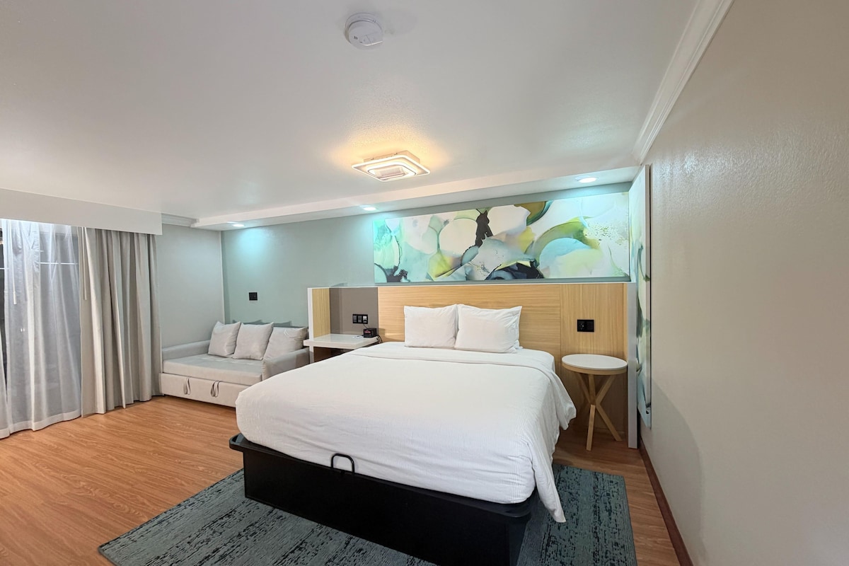 Deluxe kamer, 1 kingsize bed, niet-roken, uitzicht op de binnenplaats | Pillowtop-bedden, een bureau, een laptopwerkplek