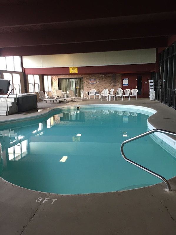 Kolam renang indoor, dengan kursi berjemur