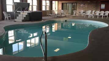 室內泳池;09:00 至 22:00 開放;躺椅