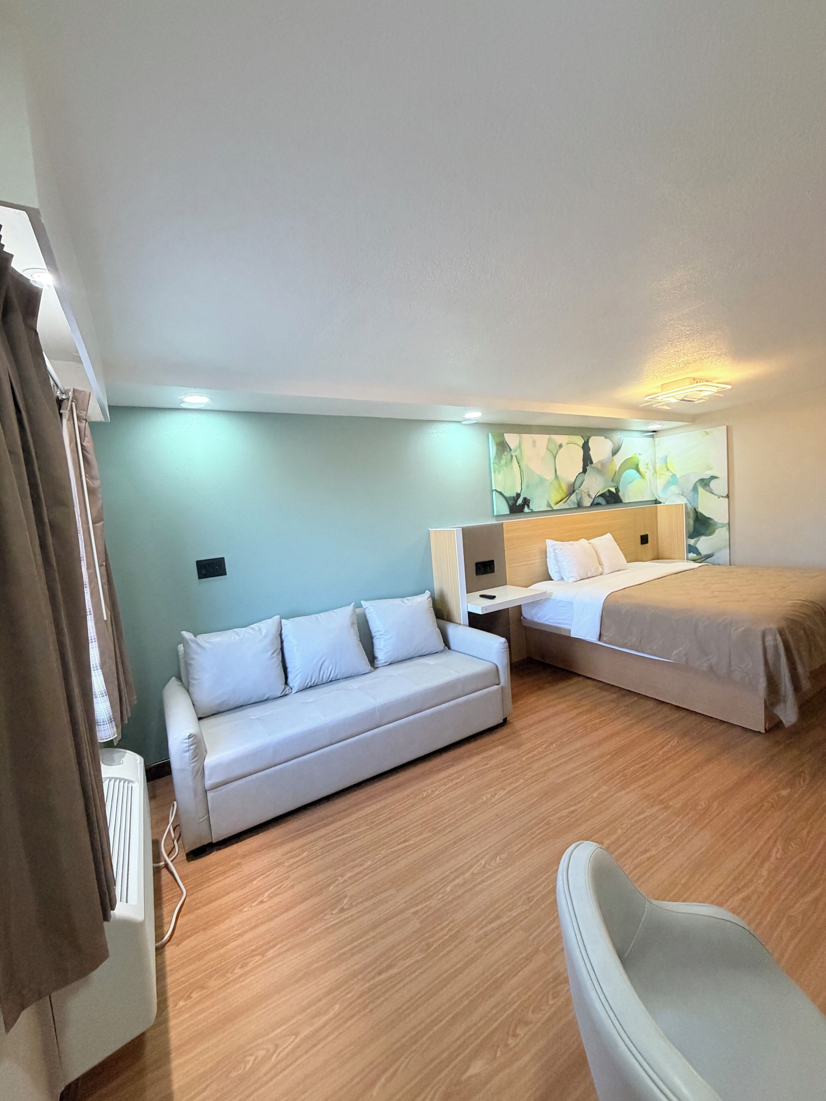 Con arredamento individuale, una scrivania, postazione laptop