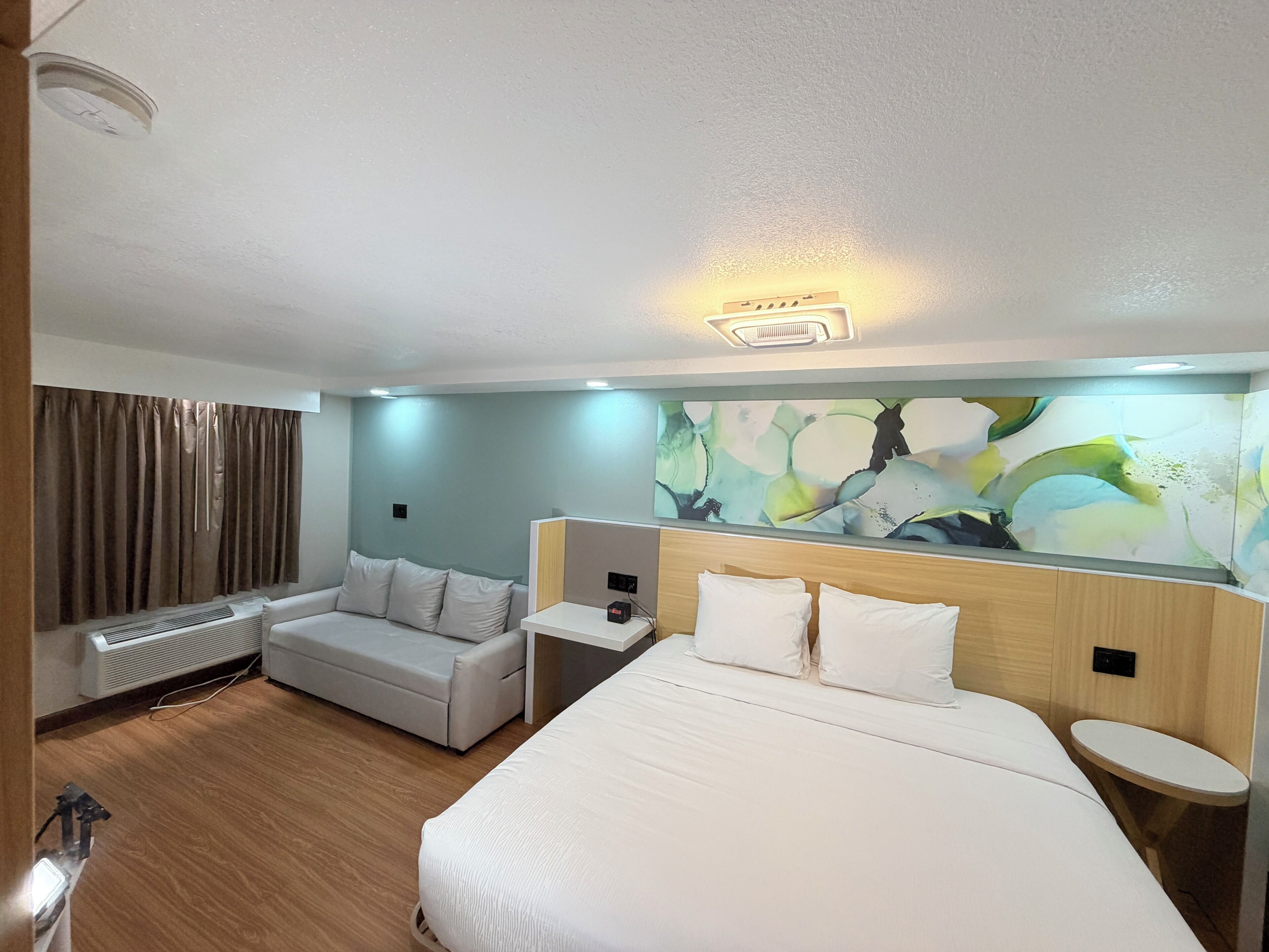 Yksilöllisesti kalustettu, työpöytä