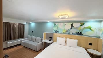 Individuell eingerichtet, Schreibtisch, laptopgeeigneter Arbeitsplatz