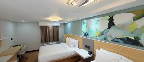 Quarto de hotel com duas camas, uma escrivaninha, uma cadeira, ar condicionado fixado na parede e luminária no teto.