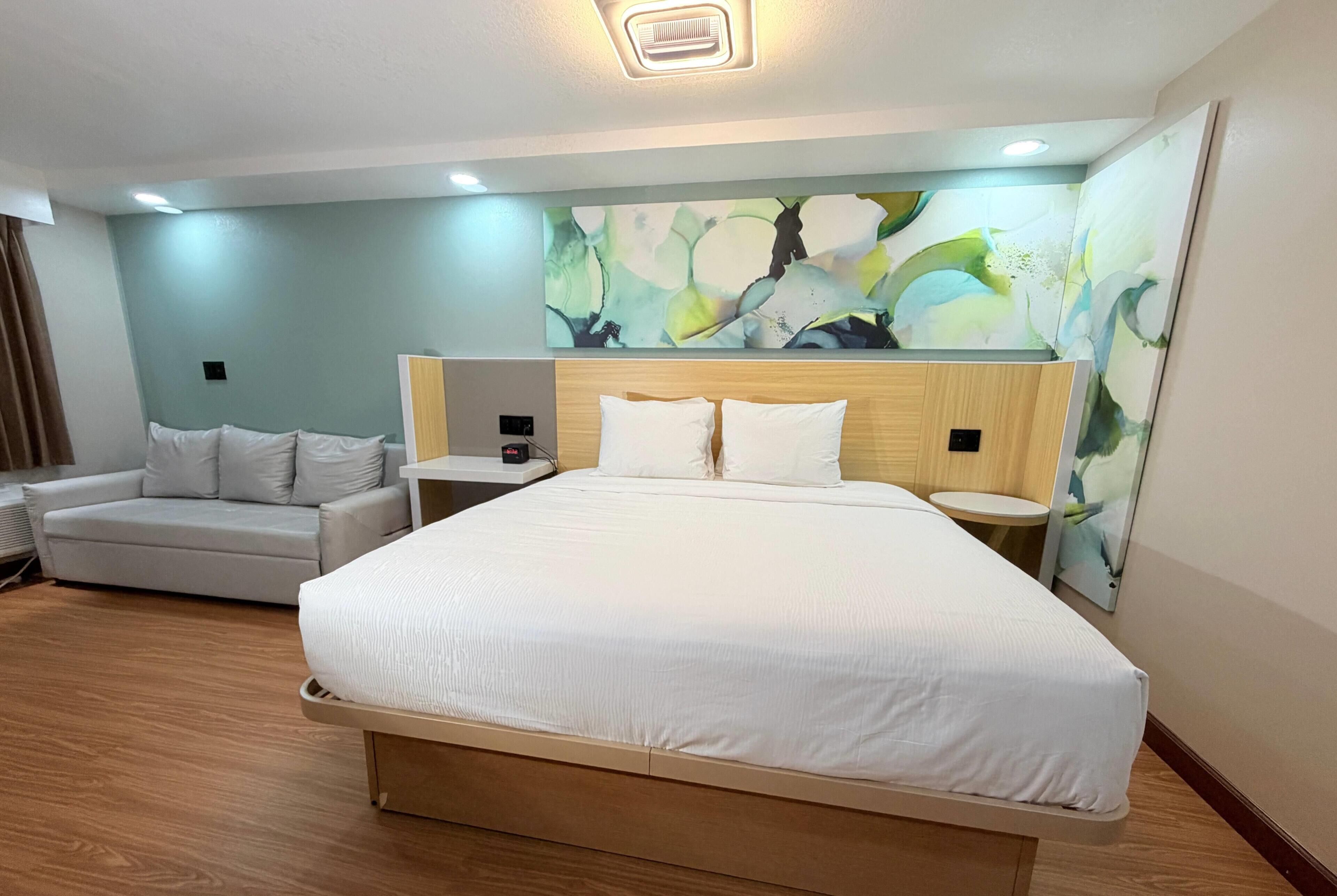 Habitación, 1 cama de matrimonio grande, no fumadores | Colchones con acolchado adicional, mobiliario individual, escritorio