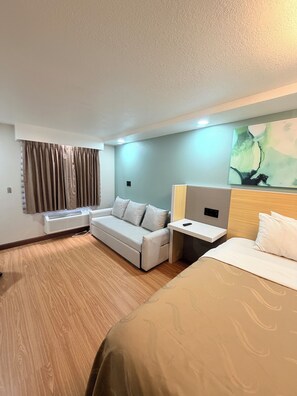 Individually furnished, desk, laptop workspace, iron/ironing board - Sunflower Inn and Suites (Salina)