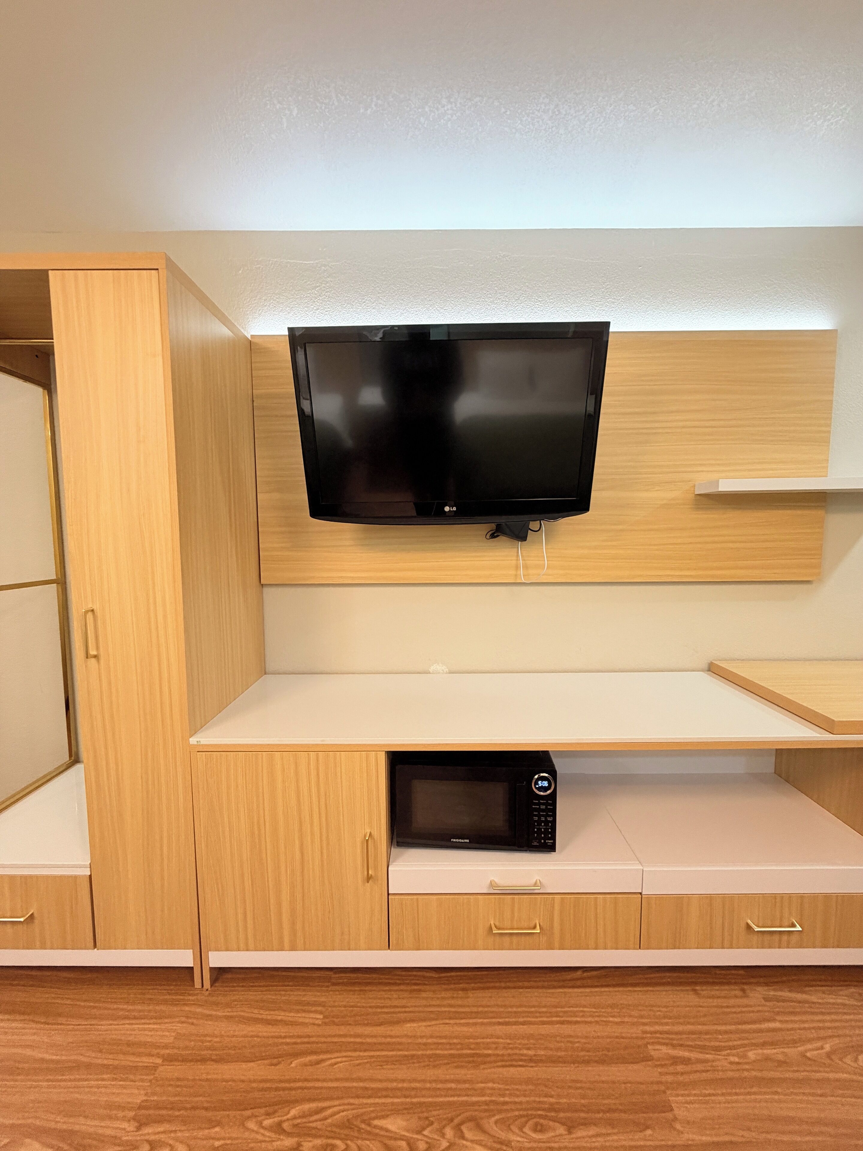 Deluxe Suite, 1 King Bed, Non Smoking | Individually furnished, desk, laptop workspace, iron/ironing board