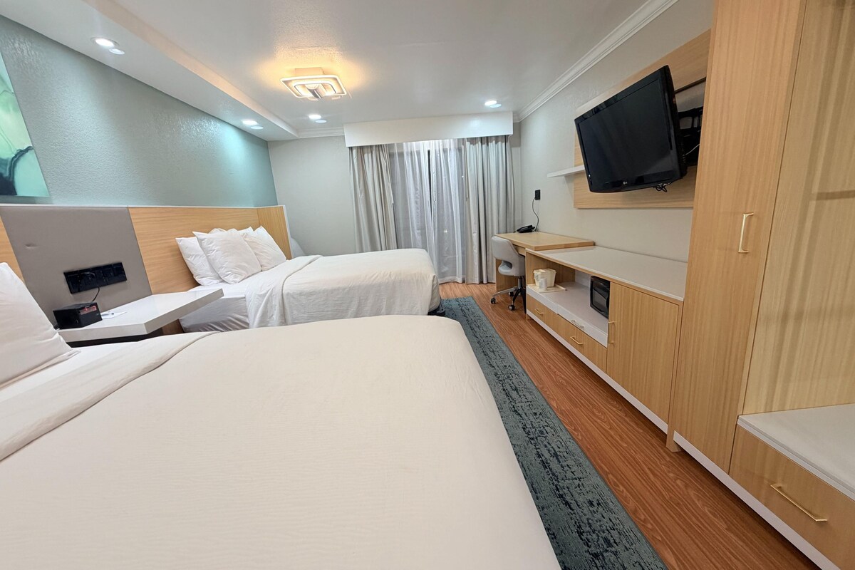 Kamer, 2 queensize bedden, niet-roken | Pillowtop-bedden, een bureau, een laptopwerkplek