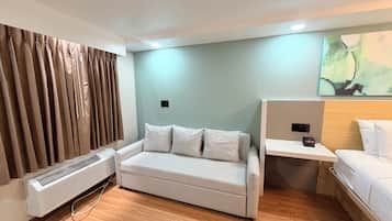 Con arredamento individuale, una scrivania, postazione laptop