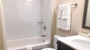 Ein Badezimmer mit Badewanne, Toilette und Waschbecken.