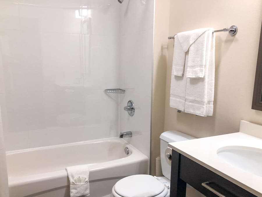 Ein Badezimmer mit Badewanne, Toilette und Waschbecken.