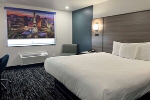 Standard Room, 1 King Bed, Non Smoking | In-room safe, desk, laptop workspace, blackout drapes