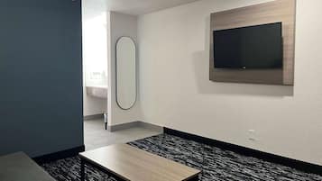 Suite estudio, 1 cama King size, para no fumadores | Caja de seguridad en la habitación y escritorio