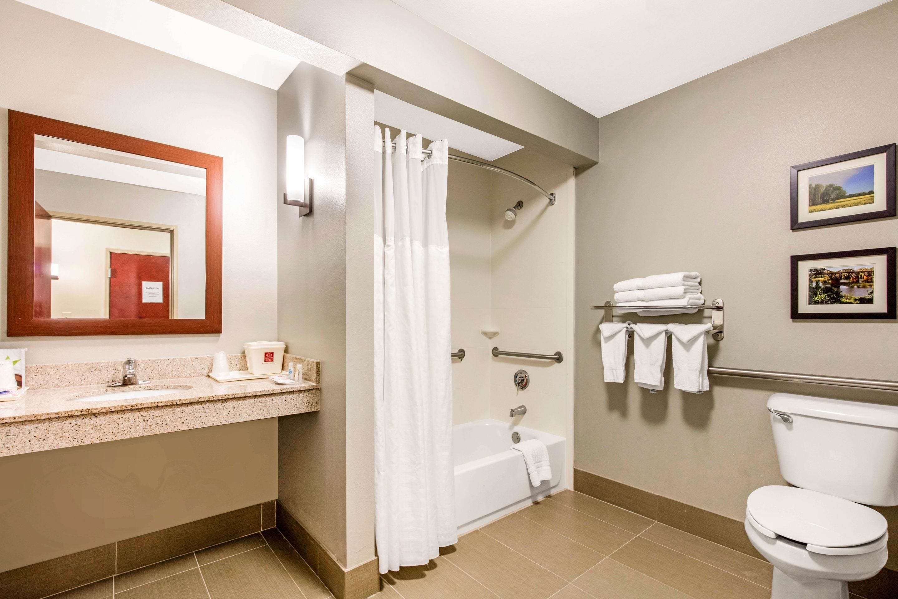 combined shower/bathtub, hair dryer, towels